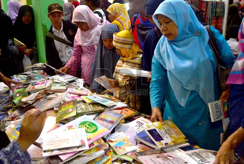  Sejumlah pengunjung berburu buku di pameran Islamic Book Fair (IBF) 2013 di Senayan, Jakarta, Ahad (10/3).  (Republika/Agung Supriyanto)