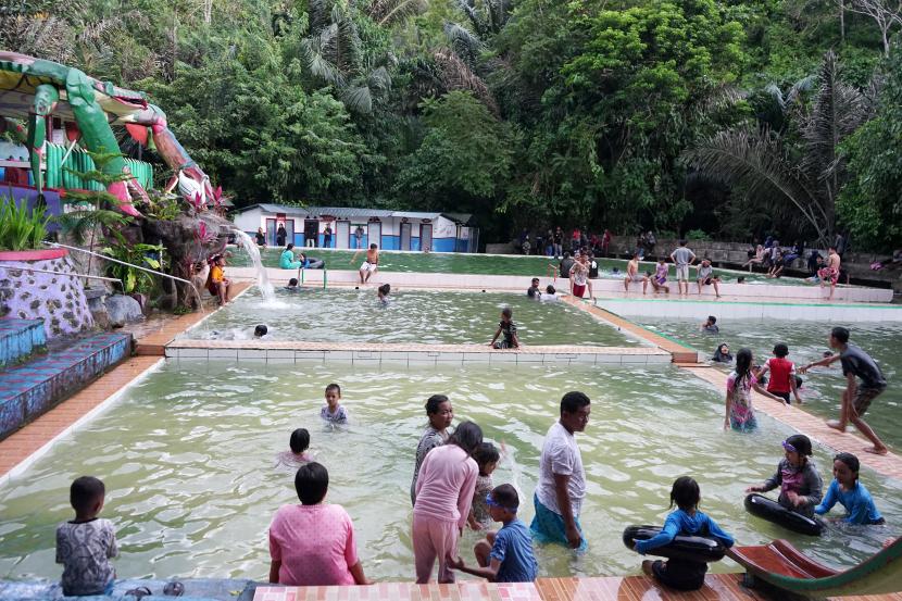 Sejumlah pengunjung berenang di kolam objek wisata Puncak Meranti di Tapa, Kabupaten Bone Bolango, Gorontalo, Ahad (23/8). Objek wisata pemandian yang berada di daerah perbukitan tersebut ramai dikunjungi wisatawan pada hari terakhir libur panjang.