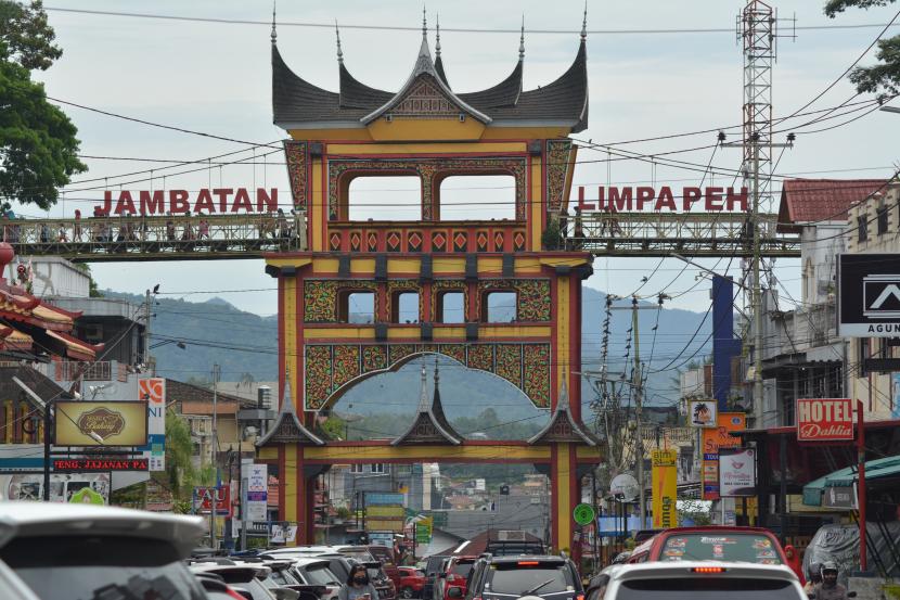 Sejumlah pengunjung berjalan di atas jembatan Limpapeh, Bukittinggi, Sumatera Barat, Ahad (4/4). Ekonomi Sumatra Barat (Sumbar) pada kuartal I 2021 minus 0,16 persen. 