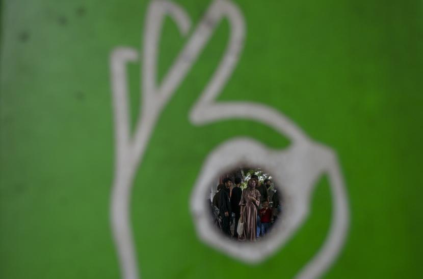 Sejumlah pengunjung berjalan di kawasan Alun-alun Bandung, Jawa Barat, Ahad (8/5/2022). Kawasan Masjid Raya dan Alun-alun Bandung tetap menjadi lokasi favorit bagi wisatawan di Kota Bandung dalam menikmati hari terakhir Libur lebaran Idul Fitri 1443 Hijriah. 