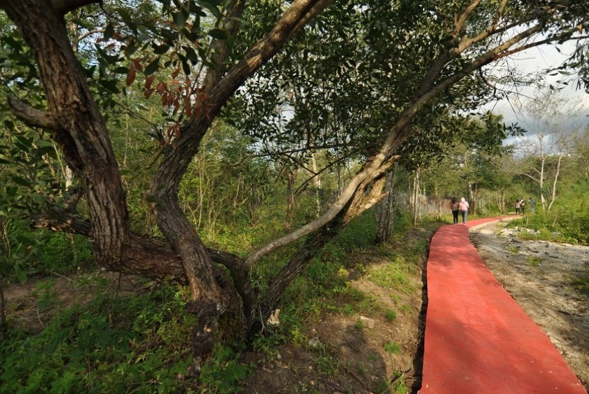 Sejumlah pengunjung berjalan di Objek Wisata Taman Hutan. Ilustrasi