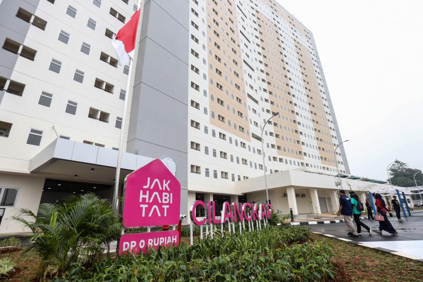 Sejumlah pengunjung berjalan memasuki kawasan rumah DP nol Rupiah di Cilangkap, Jakarta Timur, Kamis (8/9/2022). Pemerintah DKI Jakarta meresmikan Rumah DP Nol Rupiah tahap kedua yang sudah terbangun sebanyak 1.348 unit di Cilangkap, Jakarta Timur.