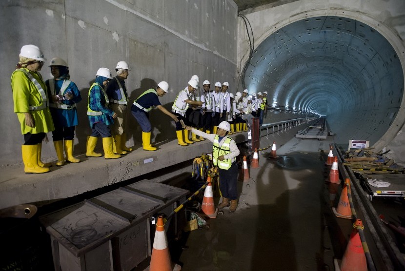 Sejumlah pengunjung berkunjung ke terowongan proyek Mass Rapid Transit (MRT) Stasiun Bundaran Hotel Indonesia di Jakarta, Kamis (26/10). 