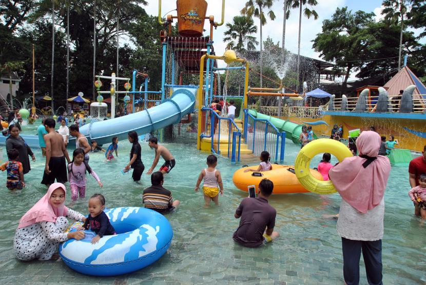 Sejumlah pengunjung bermain air di The Jungle Waterpark, Kota Bogor, Jawa Barat, Sabtu (31/10/2020). 