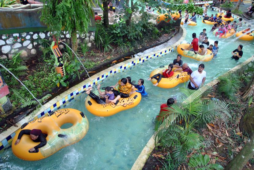 Sejumlah pengunjung bermain di wahana air kolam arus The Jungle Waterpark, Kota Bogor, Jawa Barat, (ilustrasi).