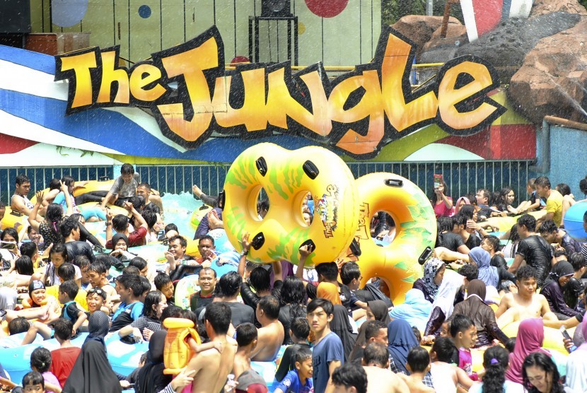 Sejumlah pengunjung bermain di wahana ombak The Jungle Waterpark, Bogor. (Ilustrasi)