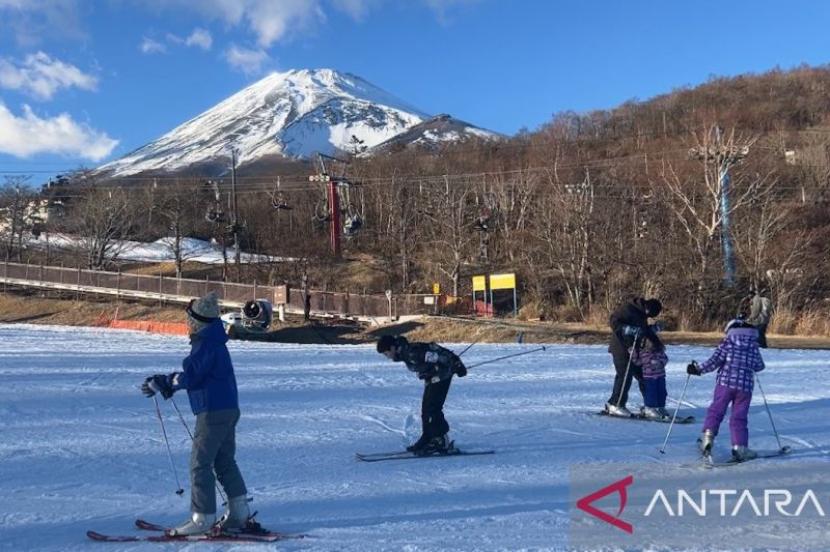 Sejumlah pengunjung bermain ski di resor di Kota Susono, Prefektur Shizuoka, Jumat (5/1/2024)