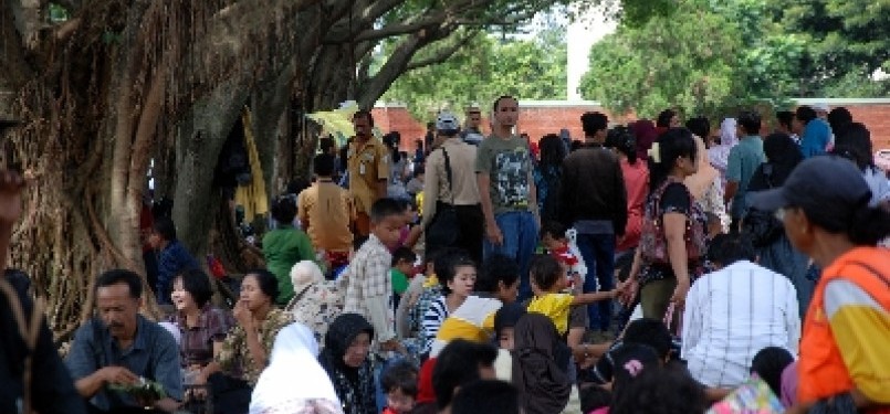 Sejumlah pengunjung bersantai di salah satu sudut Taman Mini Indonesia Indah (TMII), Jakarta.