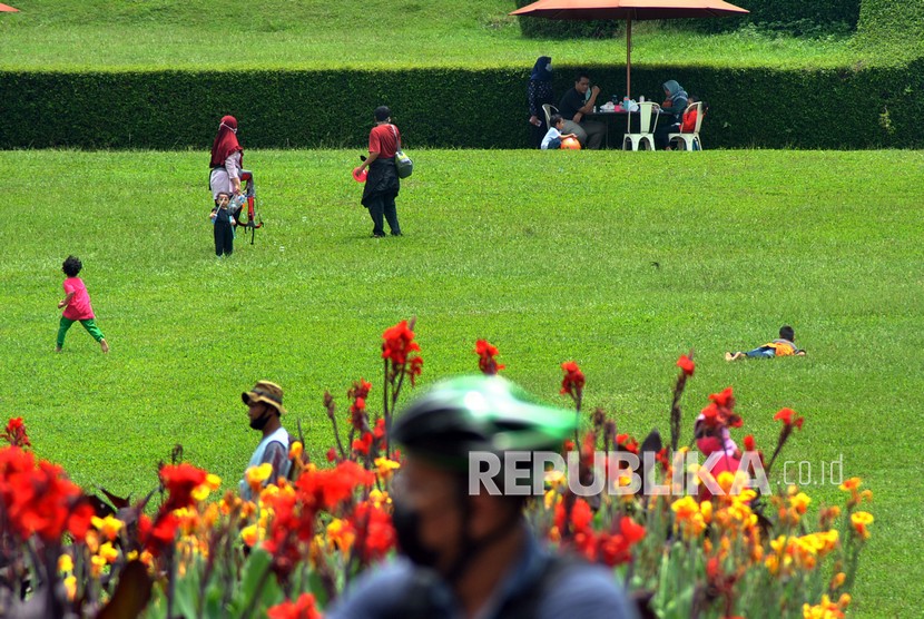 Sejumlah pengunjung berwisata di kawasan Kebun Raya Bogor, Jawa Barat, Ahad (1/11/2020). Kebun Raya Bogor yang diusulkan menjadi salah satu warisan budaya dunia tersebut menjadi tempat wisata favorit bagi warga dalam mengisi libur panjang akhir pekan di tengah pandemi COVID-19.