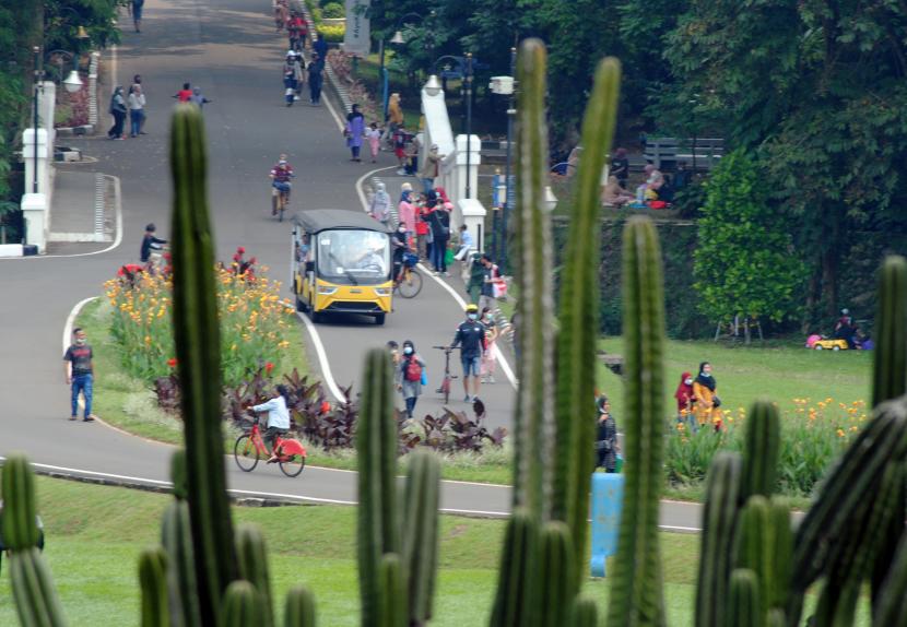 Sejumlah pengunjung berwisata di Kebun Raya Bogor, Jawa Barat, Sabtu (15/5/2021). 