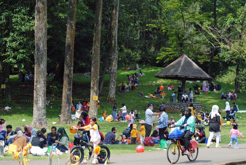 Sejumlah pengunjung berwisata di Kebun Raya Bogor, Jawa Barat, Kamis (5/5/2022). Hingga saat ini, ada 45 kebun raya di Indonesia dan beberapa di antaranya dikelola BRIN.