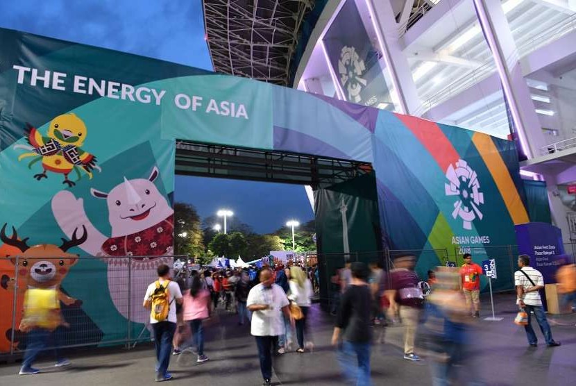 Sejumlah pengunjung hilir mudik di kawasan Asian Games 2018 di Komplek Olahraga Gelora Bung Karno, Senayan, Jakarta, Sabtu (1/9). Perhelatan Asian Games 2018 yang merupakan pesta olahraga terbesar di benua Asia tersebut akan mencapai penghujungnya dengan digelarnya Upacara Penutupan pada Minggu (2/9) di Stadion Utama GBK Senayan, Jakarta. 