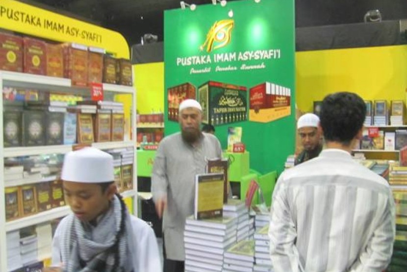 sejumlah pengunjung ibf 2015 tengah menyaksikan buku-buku di stan Pustaka Imam Syafiie