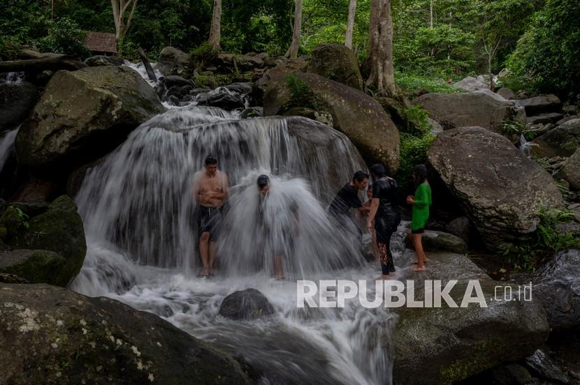 Sejumlah pengunjung mandi di kawasan wisata permandian alam Mantikole di Desa Mantikole, Sigi, Sulawesi Tengah, Ahad(14/11/2021). Menikmati Pemandian Air Panas Mantikole di Sigi