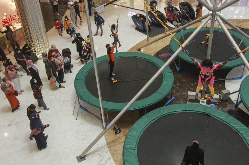 Sejumlah pengunjung melakukan aktivitas permainan trampolin anak di Pesona Square, Depok, Jawa Barat, Sabtu (1/1/2022). Berdasarkan data pusat perbelanjaan tersebut jumlah pengunjung mencapai enam ribu orang pada saat tahun baru 2022. Ini Aturan Buka dan Jam Operasional Mal dan Restoran di Depok