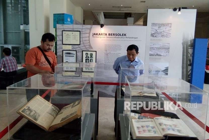 Sejumlah pengunjung melihat beragam koleksi Pameran Sejarah Asian Games di Museum Nasional, Jakarta Pusat, Ahad (19/8).
