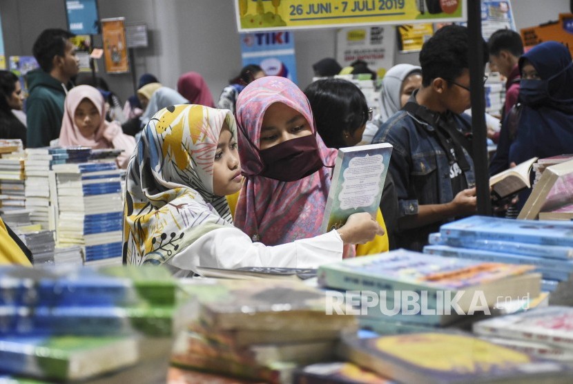 Sejumlah pengunjung melihat buku di area bazar buku Big Bad Wolf (BBW) di Mason Pine Hotel, Kota Baru Parahyangan, Kabupaten Bandung Barat, Jumat (28/6). 