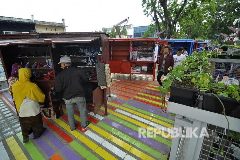 Sejumlah Pengunjung melihat-lihat barang disalah satu kios di Teras Cihampelas (Skywalk), Kota Bandung, Rabu (1/2).