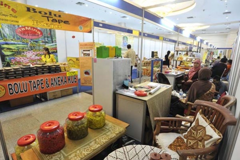Sejumlah pengunjung melihat-lihat makanan dan minuman produksi usaha kecil dan menengah (UKM) saat pameran Koperasi dan UKM Makanan, Minuman, dan Kemasan 2012 di Gedung SME Tower, Jakarta, Rabu (3/10).