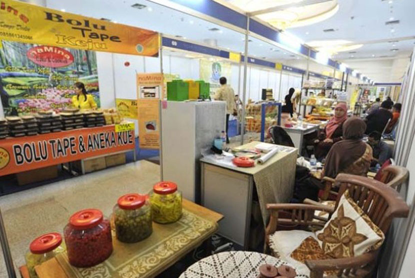Sejumlah pengunjung melihat-lihat makanan dan minuman produksi usaha kecil dan menengah (UKM) dalam sebuah pameran. (ilustrasi)