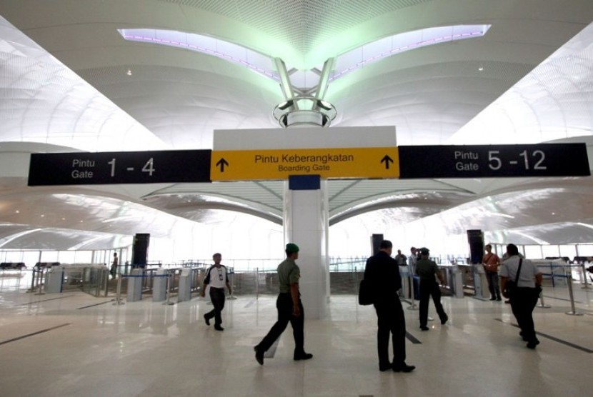 Sejumlah pengunjung melintas di dalam terminal Bandara Internasional Kualanamu Kab Deli Serdang, Sumut.