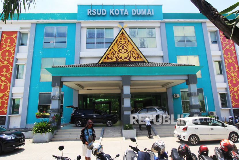 Sejumlah pengunjung melintas di halaman depan gedung instalasi rawat inap Rumah Sakit Umum Daerah (RSUD) Dumai di Dumai, Riau, Ahad (8/3/2020).