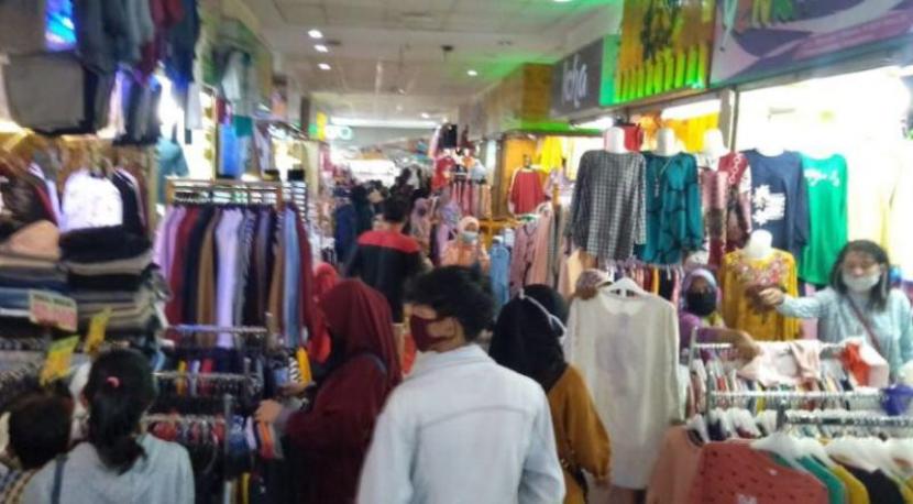 Sejumlah pengunjung memadati pusat perbelanjaan  Pamulang Square, Pamulang, Tangerang Selatan menjelang hari Raya Idul Fitri 1441 Hijriah, Sabtu (23/5)