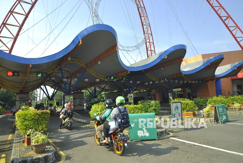  Sejumlah pengunjung memasuki kawasan wisata Taman Impian Jaya Ancol, Jakarta, Kamis (21/9). 