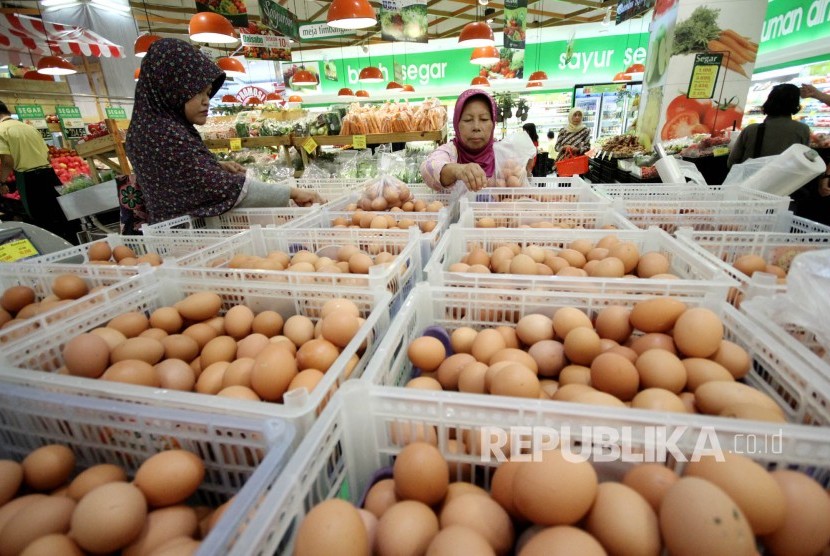 Sejumlah pengunjung memilih telur ayam di sebuah supermarket di Kota Bandung, Rabu (20/12). Masyarakat berharap menjelang Natal dan tahun baru harga kebutuhan pokok atau sembako tetap terkendali.