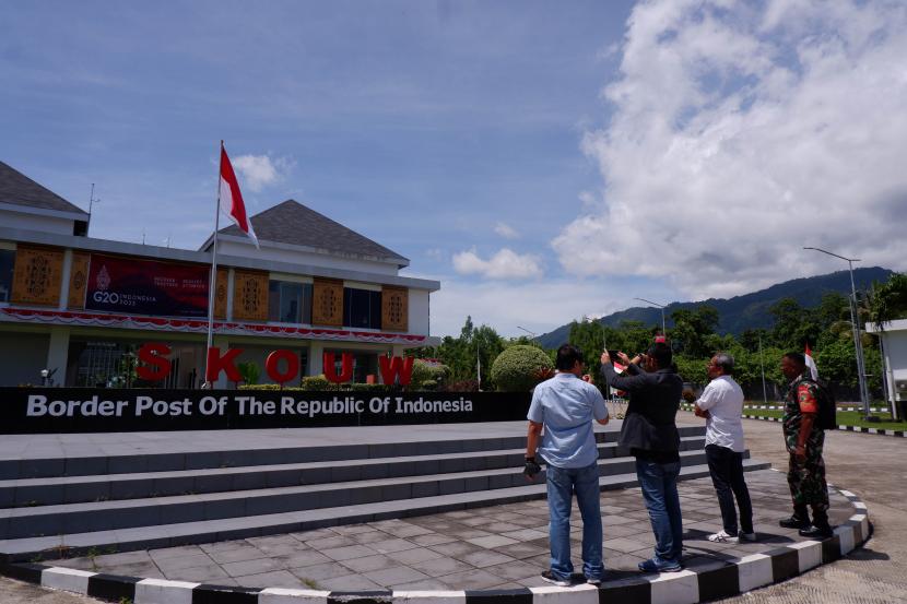 Sejumlah pengunjung memotret Pos Lintas Batas Negara (PLBN) Skouw di Distrik Muara Tami, Kota Jayapura, Papua, Senin (15/8/2022). 