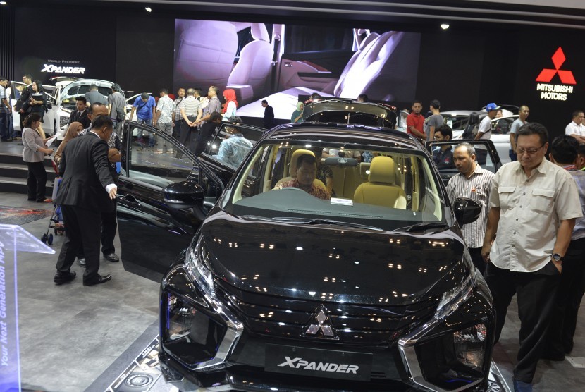 Sejumlah pengunjung memperhatikan mobi keluarga serbaguna (multi purpose vehicle/MPV), Mitsubishi Xpander dalam pameran Gaikindo Indonesia International Auto Show (GIIAS) 2017, ICE-BSD City, Tangerang, Banten, Rabu (16/8). 