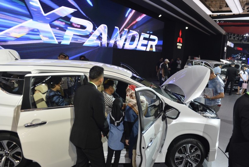 Sejumlah pengunjung memperhatikan mobi keluarga serbaguna (multi purpose vehicle/MPV), Mitsubishi Xpander dalam pameran Gaikindo Indonesia International Auto Show (GIIAS) 2017, ICE-BSD City, Tangerang, Banten, Rabu (16/8). 