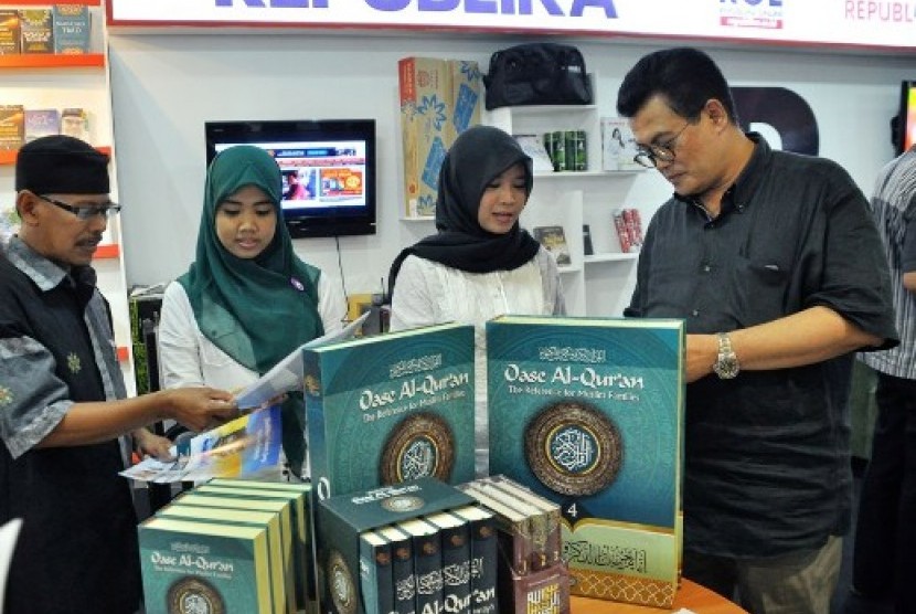Sejumlah pengunjung memperhatikan Mushaf Oase Al-Qur'an di stan Republika, di ajang Islamic Book Fair (IBF) ke-14 tahun 2015, Istora Senayan, Jakarta, Ahad (1/3)