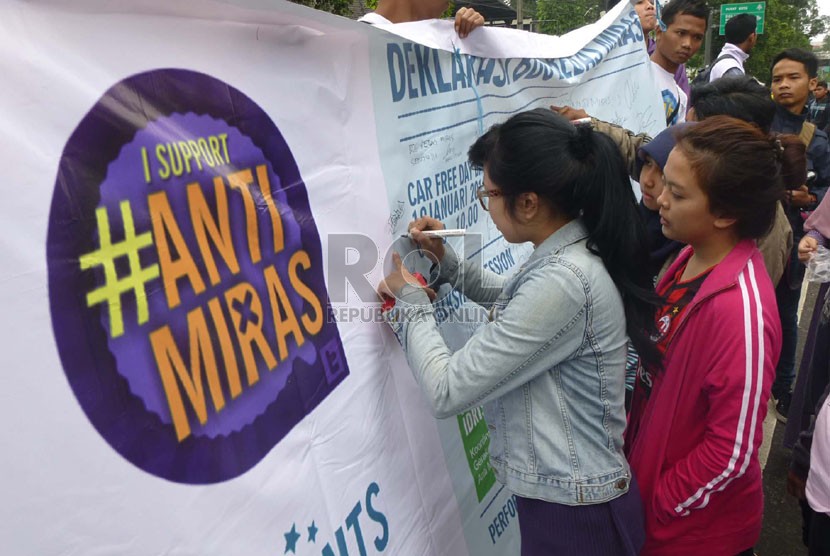  Sejumlah  pengunjung menandatangani Deklarasi Antimiras yang digelar Kelompok pemuda Gerakan Antimiras (minuman keras) Nasional di Car Free Day (CFD) di kawasan Dago,  Bandung, Ahad (19/1). (Republika/Edi Yusuf)