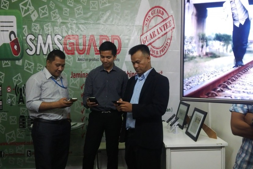 Sejumlah pengunjung mencoba SMS Guard di arena Indocomtech