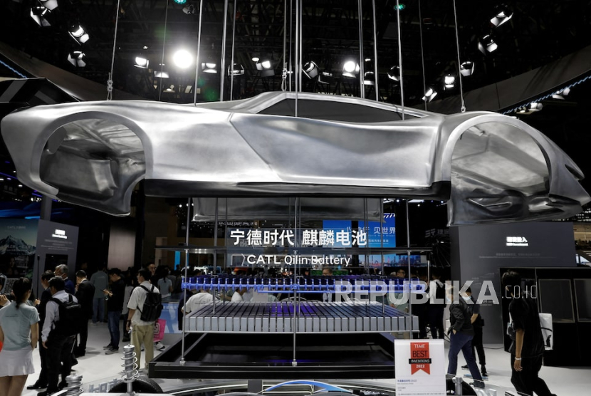 Sejumlah pengunjung mendatangi stan produsen baterai CATL, di Pameran Otomotif Internasional Beijing, Auto China 2024, di Beijing, Tiongkok, 25 April 2024.