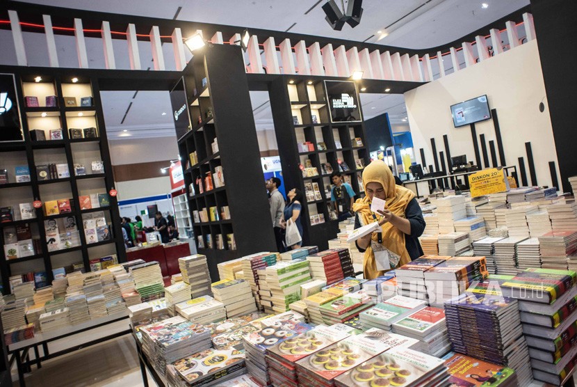 Sejumlah pengunjung mengamati buku yang dihadirkan dalam Indonesia International Book Fair (IIBF) 2019 di JCC Senayan, Jakarta, Rabu (4/9/2019). 