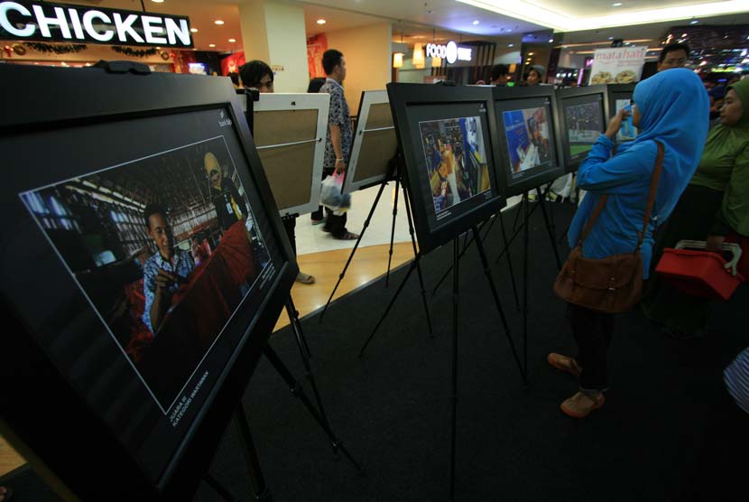   Sejumlah pengunjung mengamati karya foto saat pameran foto Bank BJB di Bandung Indah Plaza, Bandung, Sabtu (21/12).  (Antara/Dedhez Anggara)