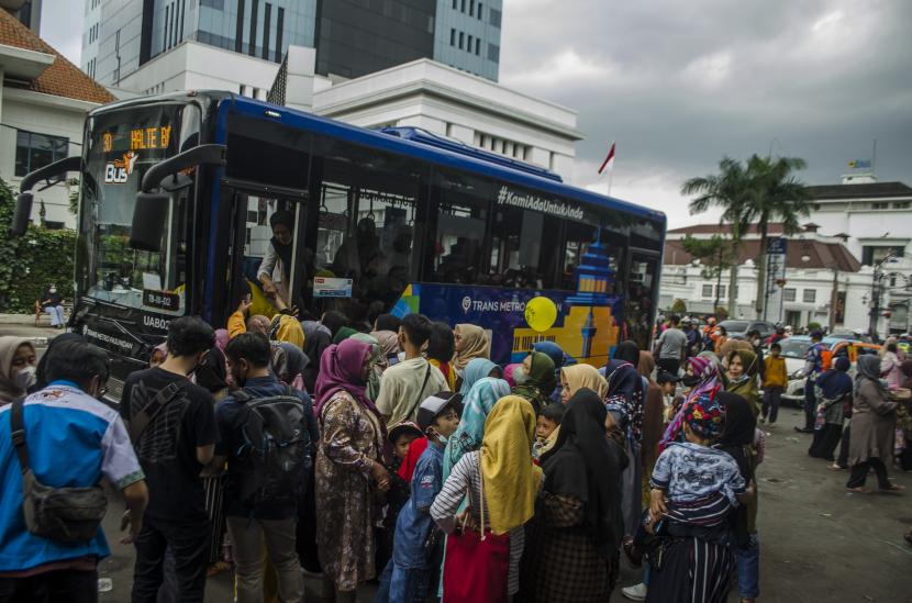 Sejumlah pengunjung mengantre untuk menaiki bus Trans Metro Pasundan di kawasan Alun-alun Bandung, Jawa Barat, Ahad (8/5/2022). Disparbud mencatat penerapan prokes di 59 destinasi wisata Jabar berlangsung baik.