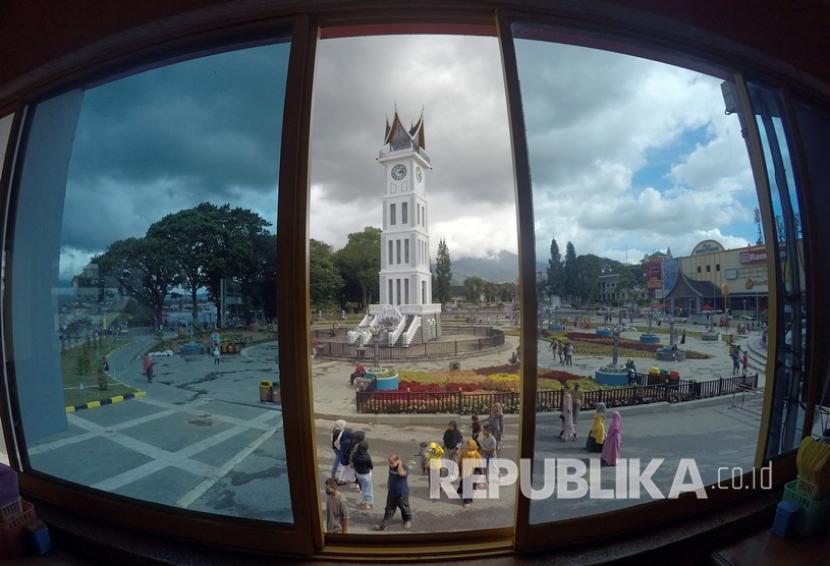 Sejumlah pengunjung menikmati kawasan Jam Gadang di Bukittinggi, Sumatera Barat, Senin (25/5). Menteri Pariwisata dan Ekonomi Kreatif, Sandiaga Salahuddin Uno, mengatakan tengah meninjau dan menata ulang secara komprehensif sektor pariwisata halal di Indonesia.