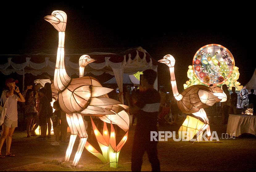 [ilustrasi] Sejumlah pengunjung menikmati lampion saat Nusa Dua Light Festival di Badung, Bali, Jumat (8/12).