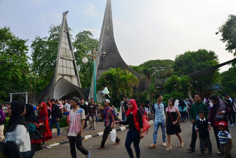  Sejumlah pengunjung menikmati Libur Tahun Baru 2016 di Kebun Binatang Ragunan, Jakarta Selatan, Jumat (1/1).  (foto : MgROL_54)