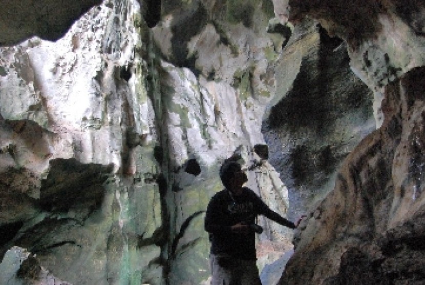 Sejumlah pengunjung menikmati pesona gua Ngalau Indah, di lereng perbukitan Kota Payakumbuh, Sumbar