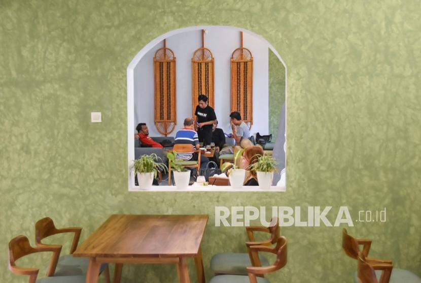 Sejumlah pengunjung menikmati suasana di kafe kopi dan kuliner Nostalgic di Mataram, NTB, Rabu (23/3/2022). Pengusaha kuliner optimistis dapat kembali bangkit dengan sinergi bisnis luring maupun daring, seiring dengan relaksasi pembatasan kegiatan yang diterapkan pemerintah.