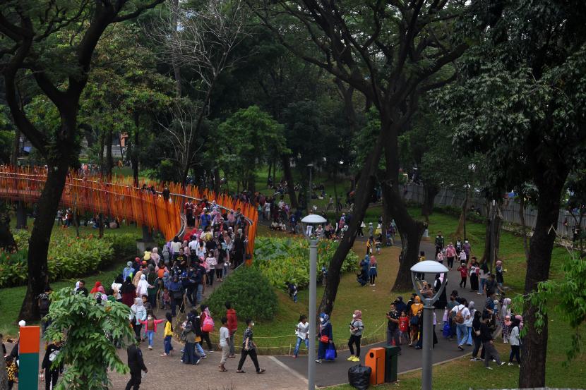 Sejumlah pengunjung menikmati suasana Tebet Eco Park di Jakarta (ilustrasi). Badan Pengelola Transportasi Jabodetabek (BPTJ) Kementerian Perhubungan (Kemenhub) mengungkapkan pemerintah daerah di wilayah Bodetabek harus segera memiliki Panduan Rancang Kota (PRK).