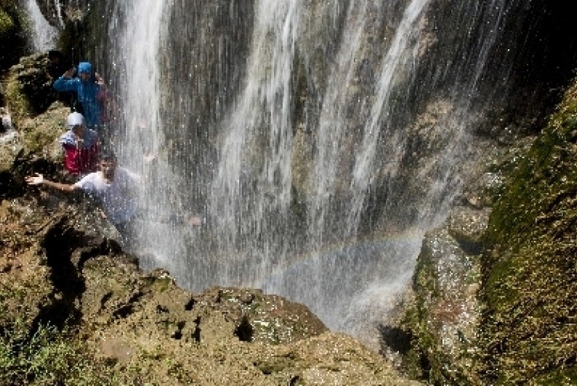 Sejumlah pengunjung menikmati wisata air terjun Sri Gethuk di Gunung Kidul, Yogyakarta.