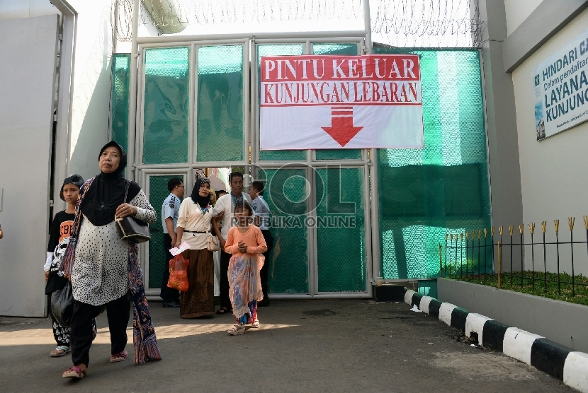  Sejumlah pengunjung menunggu jam besuk di Lembaga Permasyarakatan Cipinang0, Jakarta Timur, Jumat (17/7).  (Repub;lika/Prayogi