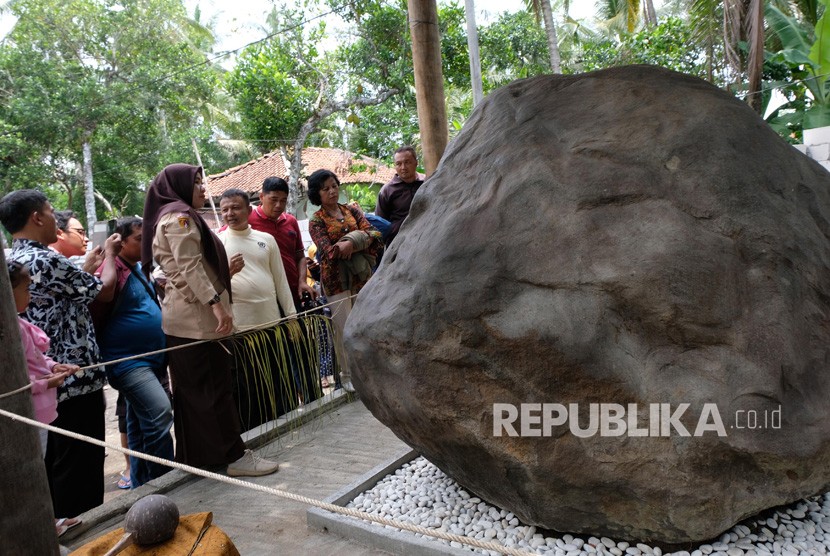Sejumlah pengunjung menyaksikan batu prasasti di komplek Keraton Agung Sejagad Desa Pogung Jurutengah, Bayan, Purworejo, Jawa Tengah, Selasa (14/1/2020).