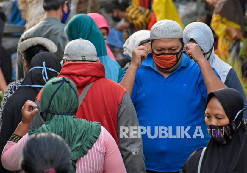 Sejumlah pengunjung pasar menggunakan masker saat berbelanja. Denda pelanggar protokol kesehatan di Kabupaten Kudus, Jawa Tengah mencapai Rp 58 juta. Ilustrasi.