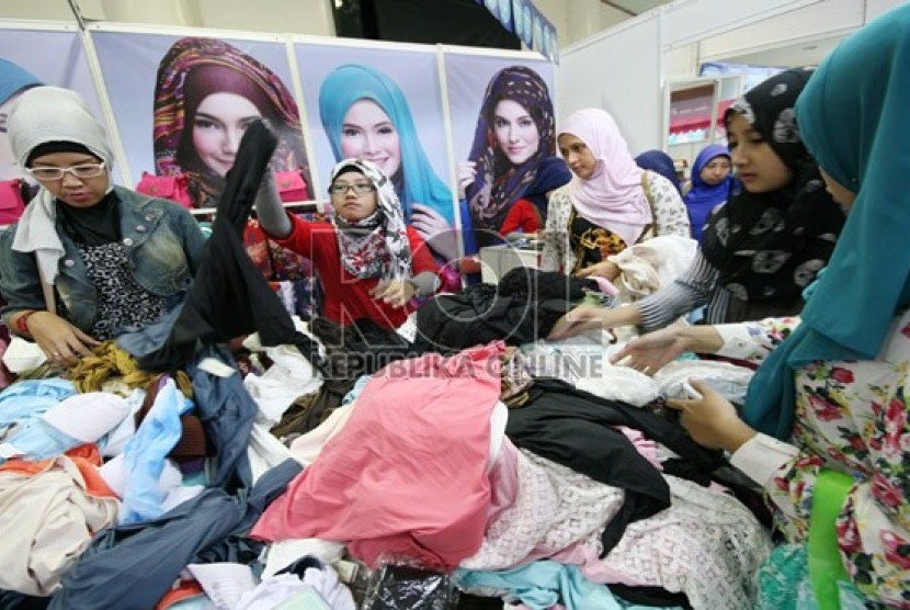  Sejumlah pengunjung sedang memilih kerudung di acara 'Indonesia Hijab Fest 2013' di Gedung Sabuga, Bandung, Jumat (31/5).  (Republika/Edi Yusuf)